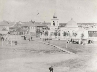 ПЕТРОПАВЛОВСКИЙ ХРАМ - стоял на Базарной площади Омутнинского завода. Единоверческий, деревянный, с овальным куполом и колокольн